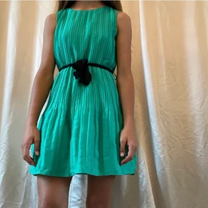 Plisserad klänning - Säljer denna fina klänning, storlek 152  men passar mig som är en Xs!