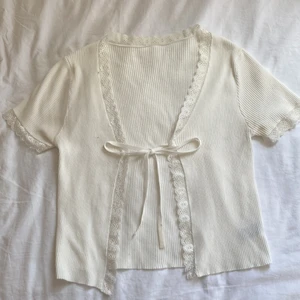 Vit kortärmad kofta - Vit kortärmad kofta ifrån shein. Perfekt att ha över en sommarklänning när det blir lite kallt på kvällen🥰