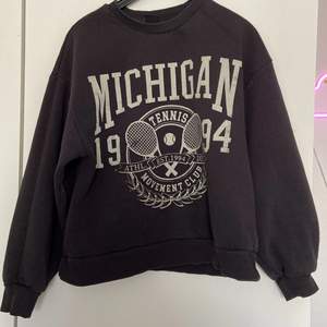 Michigan tennis sweatshirt från Gina tricot st xs som är i bra skick 