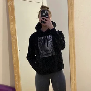 The cool elephant hoodie 😍 - Säljer denna skit snygga Svarta hoodie men ett lejon tryck på framsidan ifrån the cool elephant🖤 Andvänd 3 gånger, Stolten M men rätt så liten så kan passa en Xs-M🖤 och har inga defekter🖤 nypris 599kr Säljer för 280kr Plus frakten på 66kr 😍 Satt alltså 346kr😍