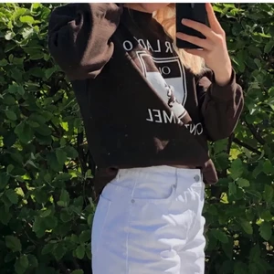 COLLEGETRÖJA - Vintage collegetröjai en snygg mörkbrun färg!!! storlek M, (på mig som är en S sitter den lite loosefit) 