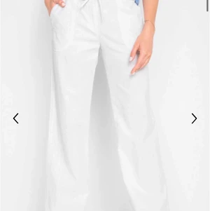 Linne byxor  - Har köpt många olika linnebyxor men inga som har suttit som en smäck… MEN dessa är helt otroliga, modellen är rak och dom sitter perfekt på mig som är 172 cm! Säljer endast för att jag köpt exakt samma fast i en mindre storlek! Ett måste inför sommaren!!! Byxorna är ifrån Bonprix och är HELT oanvända och köpta för 219+49 kr i frakt och leveranstiden på deras hemsida är nu 4 veckor eftersom de blivit så populära! Kan tänka mig sälja för 200kr+frakt! (Kan skicka egna bilder ifall önskas)❤️