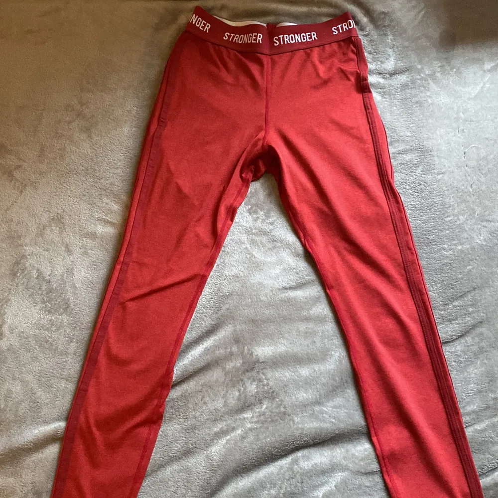 Träningstights i rött från stronger, storlek S. Använda ett fåtal gånger säljer pga att det är för små för mig. Köparen står för eventuell frakt. . Jeans & Byxor.