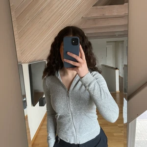 Juicy couture kofta - Grå kofta från juicy couture. Tajt i passformen. Väldigt fin och stilren. Pris kan diskuteras🤎