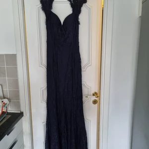 Lång klänning - Använd endast 1 gång så den är i mycket fint skick. Storlek m, köparen står för frakten