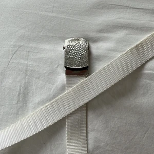 skärp - vitt bälte med en stjärna på, lite missfärgad, justerbar