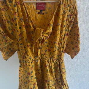 Superdry Jumpsuit - Superfin somrig jumpsuit från Superdry. Använd ca 1 gång. Kan frakta i hela sverige eller mötas upp i Malmö. Köparen står för frakt.