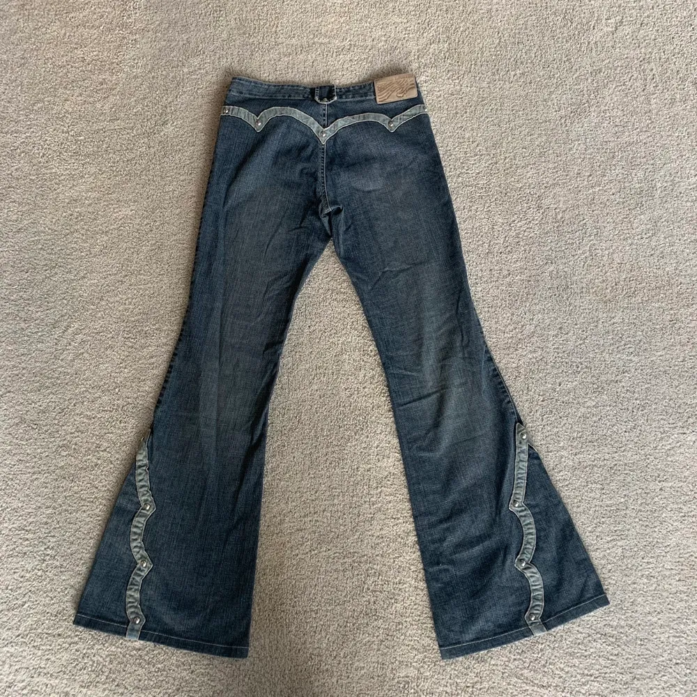 Unika Lågmidjade jeans från freeman, ganska små i storleken därav inga bilder när dem sitter på. Midjemått : 68 innerbenslängden : 77cn. Jeans & Byxor.