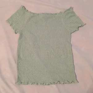 Grön tröja - Den här tröjan har jätte bra material och är perfekt för sommaren. Vi får prata sen hur du ska köpa den.