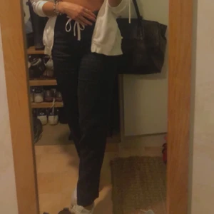 Marinblå linnebyxor - Marinblå linnebyxor från HM i storlek XS men är mer som en S då jag hade storlek S/36 när jag köpte dem. Säljer för 90kr + frakt. (Byxorna är lite ljusare irl)