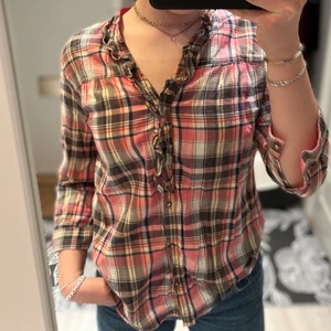 Zara Skjorta  - Säljer denna rutiga skjorta i blandade färger, köpt från Zara. Aldrig använd, som nyskick. Storlek M (men känns som S som på bilden). Kontakta privat för yttligare information samt bilder❤️‍🔥❤️‍🔥