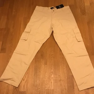 snygga cargo chinos  - hej billigt o bra kvalite köpare står för frakt enbart testade en gång säljer i med att dem va för små. baggy passform o passar xl men också L billigare vid snabb affär