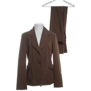Hej! Säljer denna bruna kostym med detaljer. Kostymbyxorna är low waisted. Sista bilden är fotad med dåligt ljus men där ser man detaljerna 💕 superbra skick och knappt använd! ❤️
