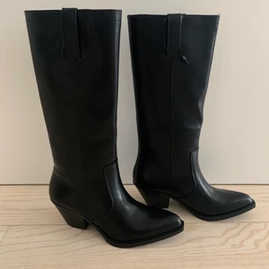 Svarta zara cowboy boots - Sååå snygga svarta cowboy boots från zara💖💖 säljer då de är för små för mig, aldrig använt 😻