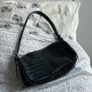 Väska - Svart väska i ormskinnsimmitation från ginatricot. Använd, men ser ut som nyskick! 💕