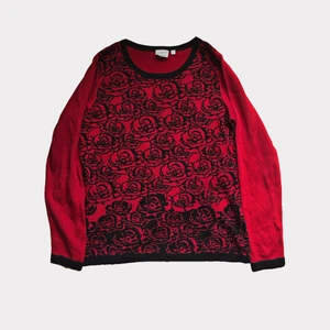 vintage tröja med tryck - röd trendig tant tröja med rosor på👵🏻 uppnå din sanna grandma-core med denna fräna topp! Köparen står för frakten❤️