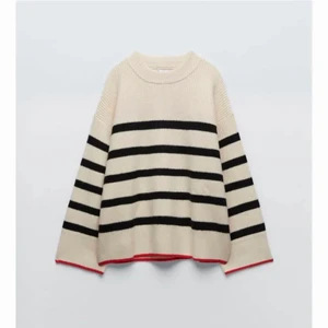 Snygg stickad tröja ifrån zara!❤️ - Snygg randig stickad tröja ifrån zara! Säljer då den inte längre kommer till användning. Skriv för fler bilder på tröjan!❤️ Nypris: 400kr