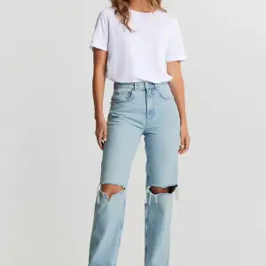 Säljer mina Gina tricot jeans i storlek 34. Sitter som en smäck och formar kroppen väldigt väldigt fint. I priset ingår frakt, pris kan även diskuteras. Hör av dig ifall du har några frågor :)