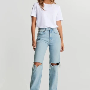 Jeans från Gina  - Säljer mina Gina tricot jeans i storlek 34. Sitter som en smäck och formar kroppen väldigt väldigt fint. I priset ingår frakt, pris kan även diskuteras. Hör av dig ifall du har några frågor :)