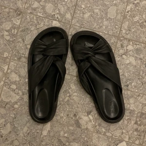 Tofflor från NAKD - Tofflor i PU-skinn från NAKD. Storlek 41, passar 40 med. Använda men i väldigt fint skick. Köparen står för frakt 🖤