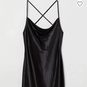 Satinklänning💕 - En superfin svart satinklänning från hm:) helt ny så den är aldrig använd! 80 kr + frakt💕