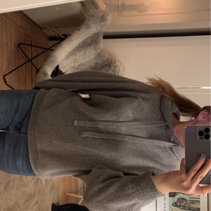 Perfekt Hoodie!! - Så snygg och skön hoodie köpt i Italien!❣️❣️❣️unik och så skön kvalite! Jättefin på, mycket bra skick, endast använd några få gånger👐🏽👐🏽💓