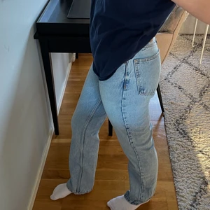 ljusblåa jeans från zara, stl 36 - säljer mina jättefina JEANS MID RISE STRAIGH från zara som inte längre finns att köpa från hemsidan. Fint skick och sitter bra på mig som är 167😍🧚‍♀️ 
