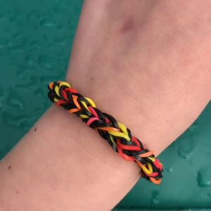 Svart, röd, orange och gult armband!<3 - Här är 1 loomband armband som jag har gjort själv!       Det är svart, röd, orange och gult.  Du får välja om du vill köpa ett eller 2 och du får extra rabbat om du köper 2!❤️ Du kan ha de som T.ex. vänskapsarmband. Alla olika kön funkar Kontakta mig om du är intresserad💙 om man tar bort fästet är det 18-30 cm långt (det är stretchigt)