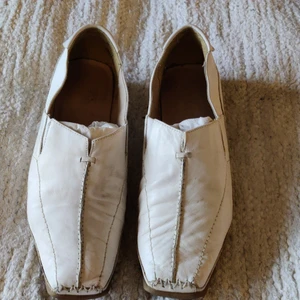 Promenadsko i läder - Skön lädersko i vitt även innerfoder är i läder. Bra passform. stl40 men passar mig som har 39- 39,5.
