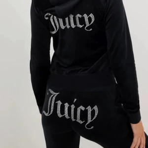Juicy couture  - Säljer dessa fina juicy couture sett i svart som är i ganska bra sick. Skriv för info/bilder