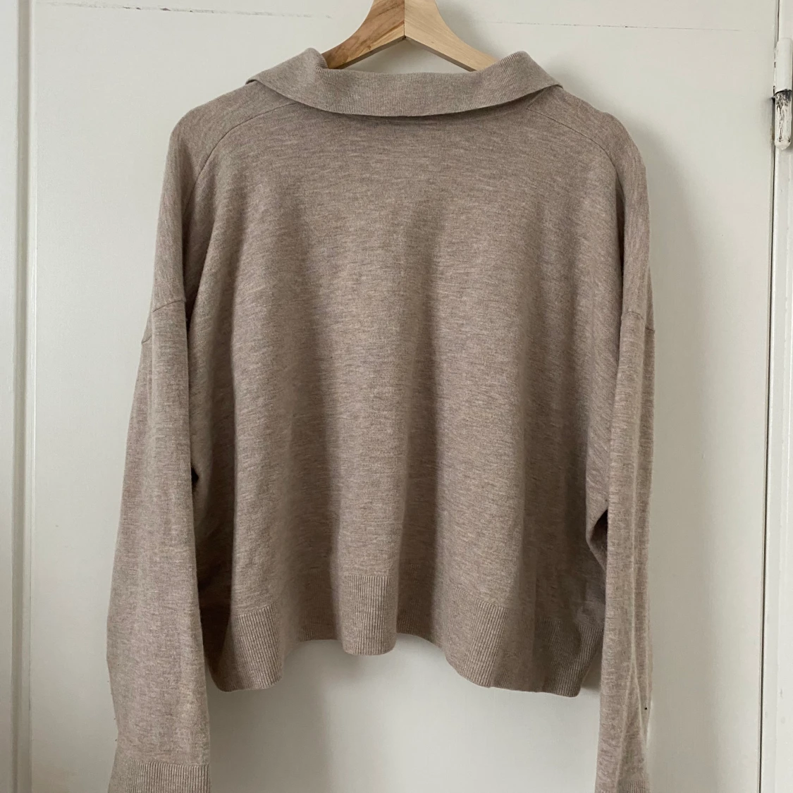 Snygg beige tröja från Weekday stl M - 91