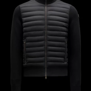 Söker moncler cardigan svart - Storlek M eller L om ni vet någon eller själva har kontakta mig 