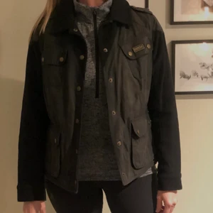 Barbour jacka - 🖤Tunnare vårjacka från Barbour🖤 Köptes för ca 2000kr NK, storlek 42 men mycket liten i storleken så den passar bättre på 38-40. Säljer för 600kr