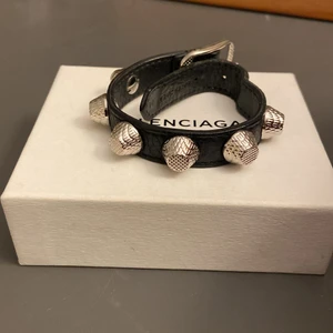 Balenciaga armband  - Säljer mitt jättefina balenciaga armband! Jättebra skick