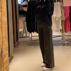 Jenas - Jeans från gina tricot, använda en del men har inga defekter. Långa på mig som är 173 cm. Frakten är inräknad i priset. 