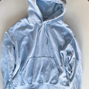 Blå hoodie - Säljer denna snygga ljusblåa hoodien från weekday. Storlek XS men passar absolut S också, då den är ganska stor i storleken! Har du någon fråga eller vill ha bild på när den sitter på är det bara att fråga💕