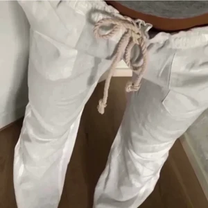 Roxy linnebyxor - Säljer ett par roxy linnebyxor, storlek M. Säljer då jag köpte i fel storlek! Helt nya💕💕 Köpta för 550 (lånade bilder)