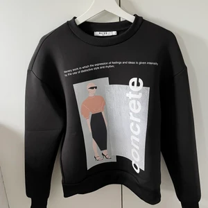 Sweatshirt med tryck - Sweatshirt från NA-KD aldrig använd. Svart med tryck.