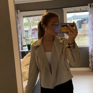 Beige mockajacka❣️ - Beige mockajacka från isolde. Jackan har ett par små fläckar som knappt syns. Nypris-600kr, köpare står för frakt!💗