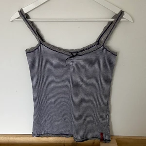 vintage linne - gulligt vintage linne köpt second hand. passar xs-s. ny skick och känns högkvalitativt! 