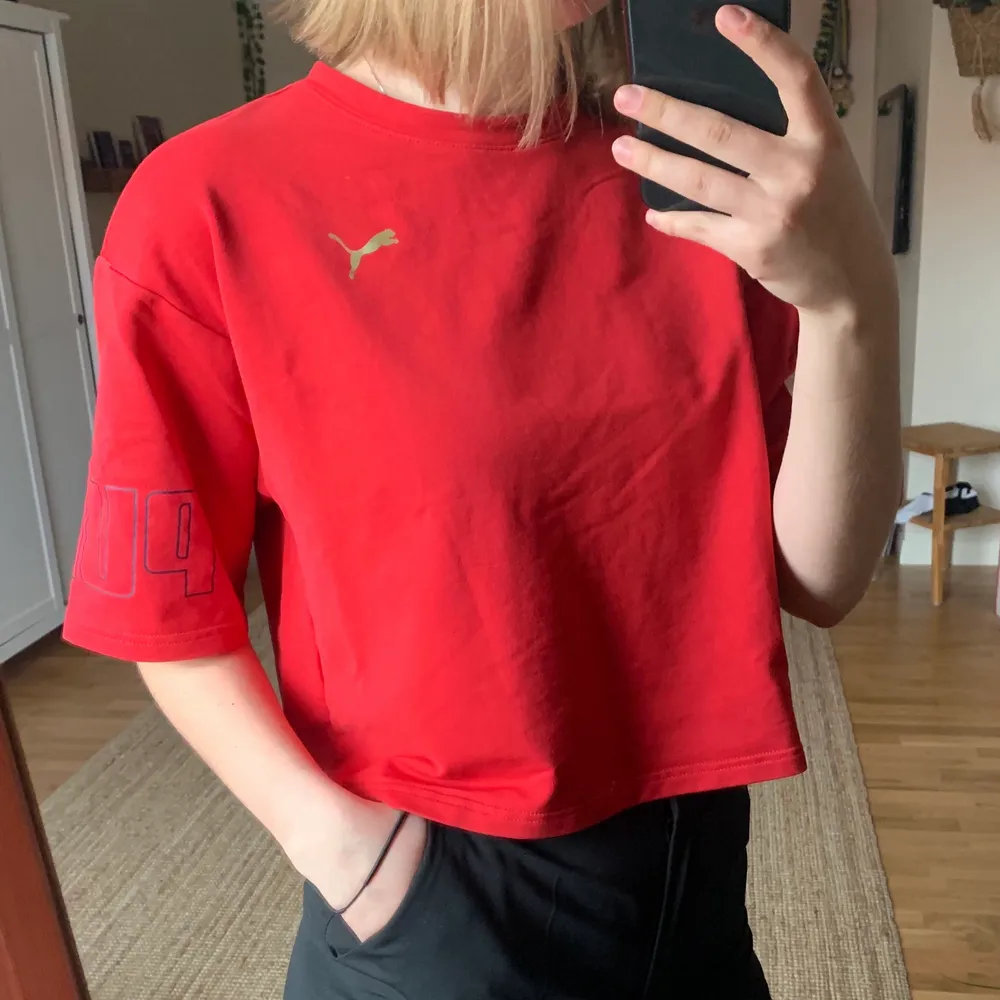 Röd, croppad träningströja från Puma. Knappt används därmed i väldigt god skick :) köparen står för frakt, hör av dig för mer info/bilder😊. T-shirts.