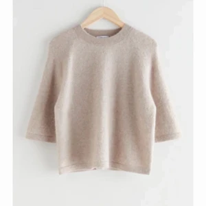 & other stories stickad tshirt - Gör en intressekoll på denna stickade t-shirt från &other stories i alpacka ull. Väldigt bra skick och bara nevöns få gånger!