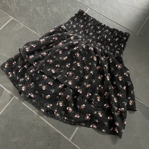 Volangkjol - Superfin blommig volangkjol från bikbok! Använd 1-2 gånger och i storlek S 💕 ( andra bilden är lånad ) 