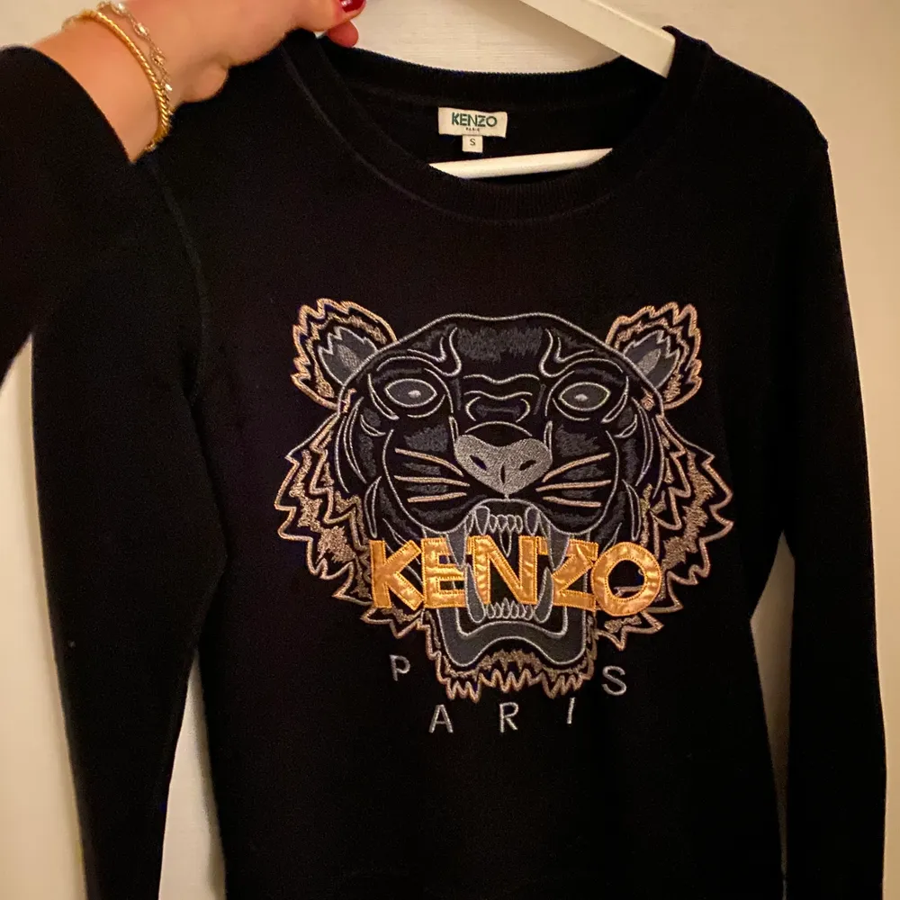 Kenzo tröja köpt i London. Väldigt fint skick. Köpare står för frakten.💜💓💘. Hoodies.