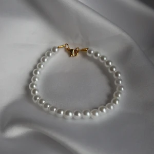 Pärlarmband  - Super gulligt armband som passar till allt!! Man får välja själv vilken storlek som önskas samt att dem går att justera med spänne. Man kan även få välja om man vill ha guldigt eller silvrigt spänne. Frakt tillkommer på 15kr