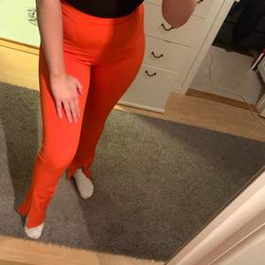 Röda/Orange ”fest” byxor från Bik Bok med slits nertill. Använda en gång endast. Köpare står för frakt 🌸🌸