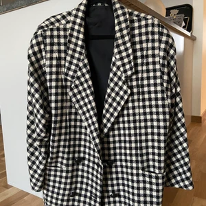 Oversized Kavaj  - En retro kavaj som sitter boxigt och väldigt snyggt!! Köpte den second hand och vet tyvärr inte märket.. Väldigt fint skick :)