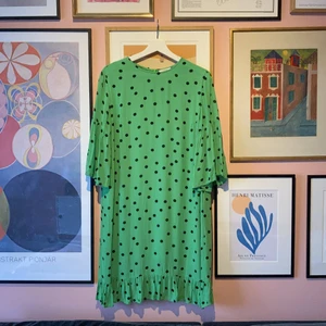 Ganni Dainty Georgette Dress Green Polka - Ganni-klänning säljes i storlek 40. Använd två gånger. Har tre små trådar som sticker upp på framsidan av klänningen (se sista bild). Färgen är något mer knallig än vad jag lyckats fånga på bilderna, googla titeln på annonsen för mer exakta bilder. Pris: 700 kr ex frakt. Kan mötas upp i Stockholm.