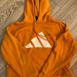 Adidas tröja S - Orange adidas huvtröja storlek S från Intersport. Använd 1 gång ☺️ 