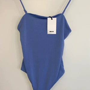 Body - Jättefin och mjuk body från bikbok. Lappen kvar då jag inte fick användning utav den. Tunna reglerbara band 🤍 FRAKTEN INGÅR 